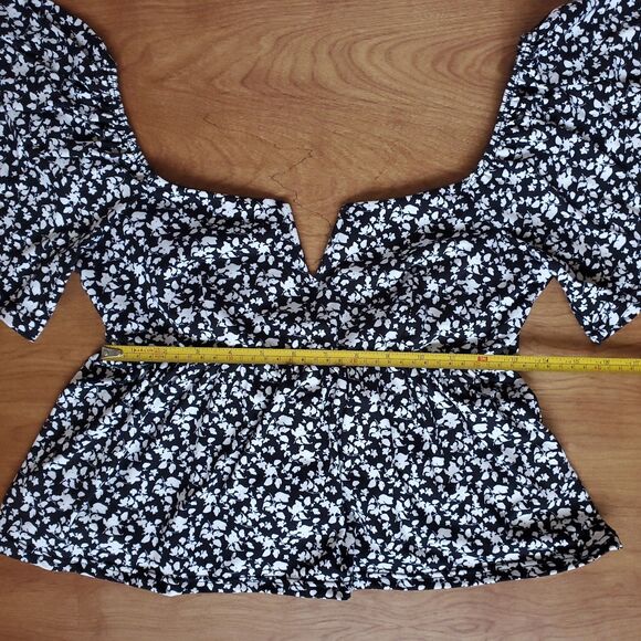 Ditsy Floral Top Size S Black White Flutter Sleeve Tie Back Empire Waist Cottage - Picture 12 of 14